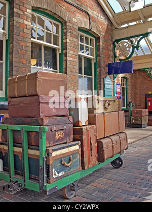 Bagagli pronti per essere caricati su un treno a vapore a Sheringham station in North Norfolk Norfolk Inghilterra Foto Stock