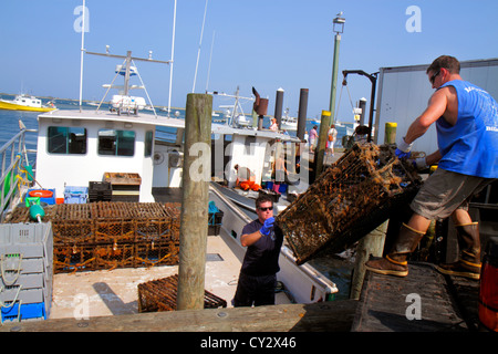 Cape Cod Massachusetts, Chatham, Shore Road, Chatham Pier, trappole di aragosta, barca da pesca commerciale, uomo uomini maschio adulti, lavoratori di lavoro lavoratori, em Foto Stock