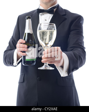 Uomo in smoking con una bottiglia di champagne e un bicchiere di vino Foto Stock
