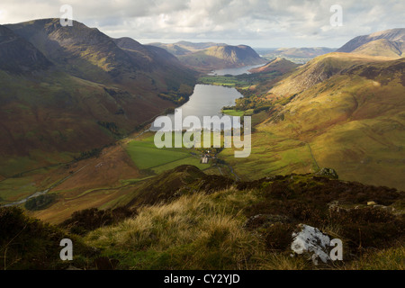 Buttermere Fleetwith dal vertice del luccio. Presi nel tardo pomeriggio in ottobre 2012. Foto Stock