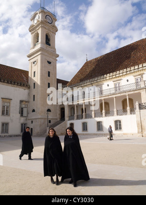 Università di Coimbra gli studenti con i tradizionali costumi accademico compreso il nero cape Foto Stock