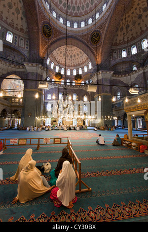 Interno del Sultano Ahmed (blu), la moschea di Istanbul Foto Stock