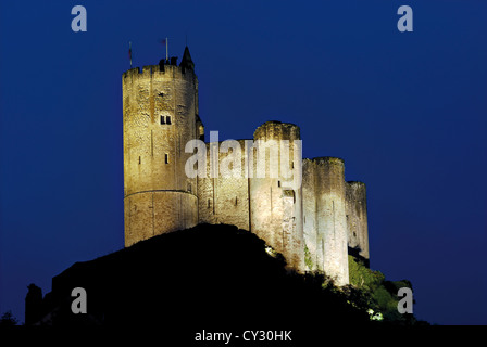 Francia, Midi-Pirenei: orologio notturno castello illuminato di Najac Foto Stock