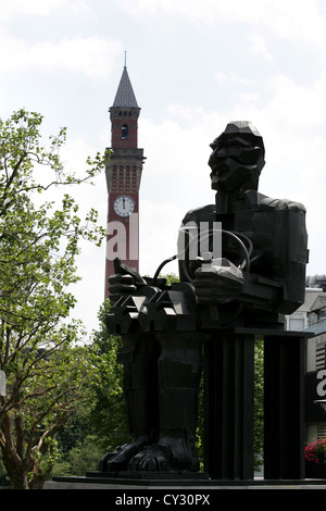 Una statua di bronzo di Faraday nell'università di Birmingham motivi, Westgate, vicino alla stazione di università. Foto Stock