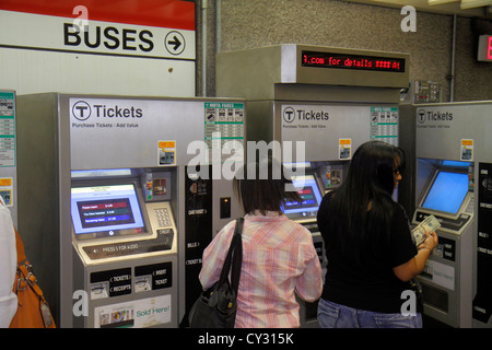 Boston Massachusetts,South Boston,Andrew Station,MBTA,T,linea rossa,metropolitana,treno,treno,ingresso,distributore automatico biglietti,donna donne,acquisto,MA1208 Foto Stock