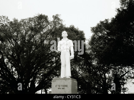 Fotografia di viaggio - Statua del rivoluzionario vietnamita Ly Tu Trong ad Hanoi nel Vietnam in Indocina Southeast Asia Estremo Oriente. La scultura Foto Stock