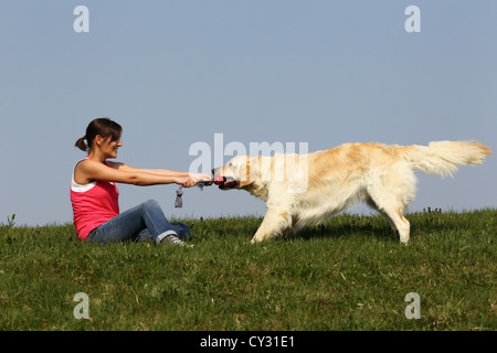 La donna gioca con il Golden Retriever Foto Stock