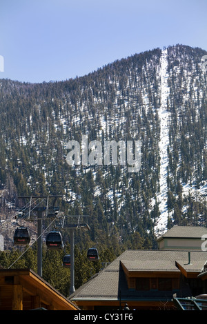 Valle Heavenly Gondola terminal a Lake Tahoe, California in primavera con le piste da sci in background Foto Stock