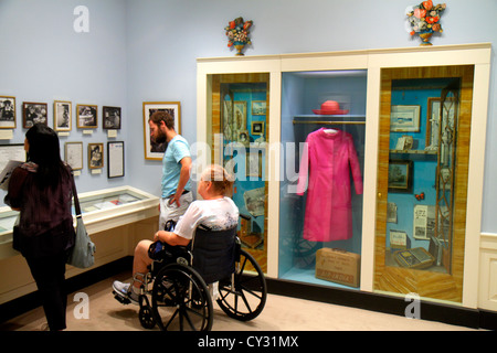 Boston Massachusetts,South Boston,JFK,John F. Kennedy Presidential Library & Museum,mostra collectionJackie,donna femminile,sedia a rotelle, Foto Stock