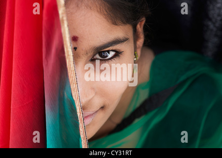 Ragazza indiana dietro un velo. Andhra Pradesh, India Foto Stock