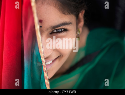 Ragazza indiana dietro un velo. Andhra Pradesh, India Foto Stock