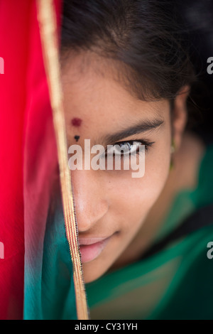 Ragazza indiana dietro un velo. Andhra Pradesh, India Foto Stock