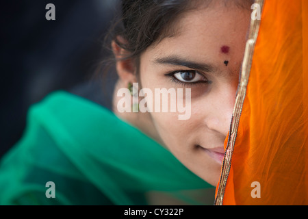 Ragazza indiana dietro un velo. Andhra Pradesh, India Foto Stock