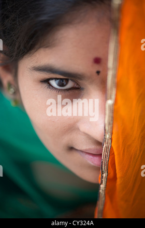 Ragazza indiana dietro un velo. Andhra Pradesh, India Foto Stock