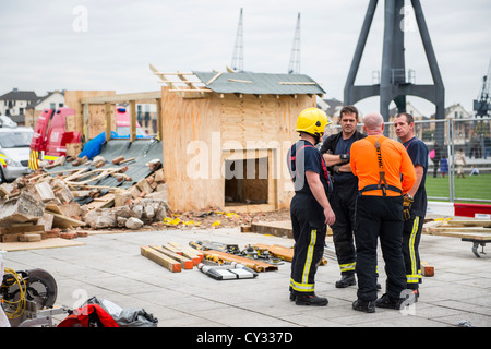 I vigili del fuoco da tutto il mondo e dimostrare la loro abilità durante i tre giorni del mondo sfida di salvataggio. Foto Stock