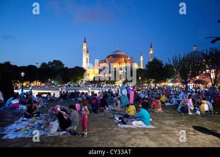 Il Ramadan picnic di fronte all'Aya Sofya, Istanbul Foto Stock