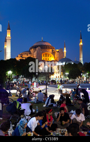 Il Ramadan picnic di fronte all'Aya Sofya, Istanbul Foto Stock