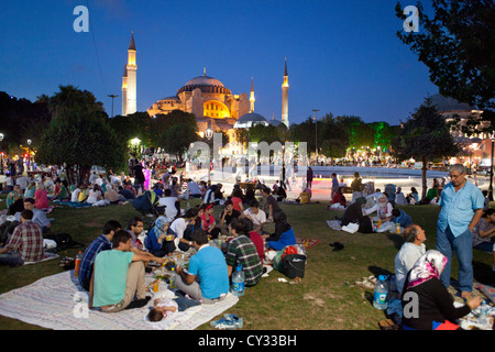 Il Ramadan picnic di fronte all'Aya Sofya, Istanbul Foto Stock