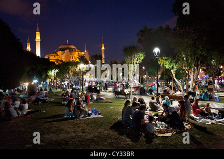 Il Ramadan picnic di fronte all'Aya Sofya, Istanbul Foto Stock