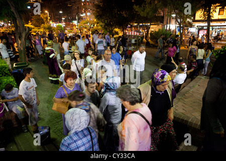 Il Ramadan picnic di fronte all'Aya Sofya, Istanbul Foto Stock