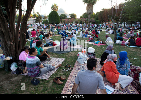 Il Ramadan picnic di fronte all'Aya Sofya, Istanbul Foto Stock