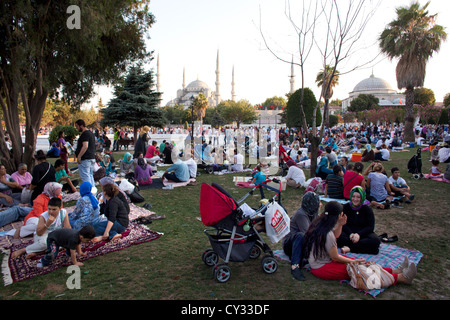 Il Ramadan picnic di fronte all'Aya Sofya, Istanbul Foto Stock