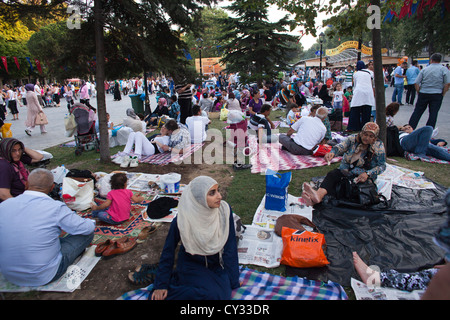 Il Ramadan picnic di fronte all'Aya Sofya, Istanbul Foto Stock