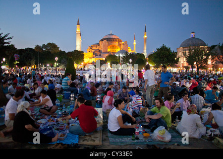 Il Ramadan picnic di fronte all'Aya Sofya, Istanbul Foto Stock