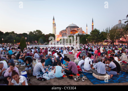 Il Ramadan picnic di fronte all'Aya Sofya, Istanbul Foto Stock