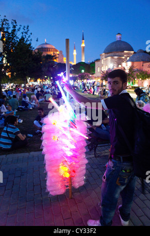 Il Ramadan picnic di fronte all'Aya Sofya, Istanbul Foto Stock