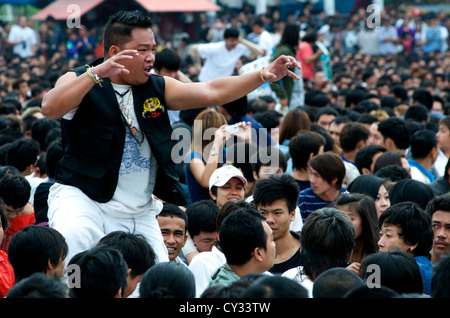 Uomo tailandese dal pubblico in trance, Wai Khru Tattoo Festival, Wat Phra Bang, provincia di Nakhon Pathom, Thailandia. © Kraig Lieb Foto Stock