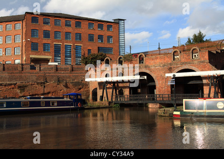 Narrowboats al bacino del canale in Castlefield Manchester REGNO UNITO Foto Stock