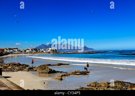 Parapendio al di sopra di una spiaggia in Città del Capo Sud Africa. Foto Stock