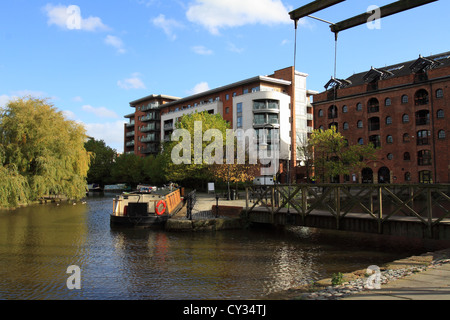 Bacino del canale con Narrowboat e nuovi convertiti e edifici di appartamenti in Castlefield Manchester REGNO UNITO. Foto Stock