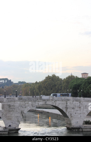 Un bellissimo ponte che attraversa il fiume Tevere, Roma, Roma, Italia, photoarkive Foto Stock