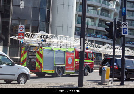 Motore Fire al di fuori di edifici moderni a Londra, Inghilterra. Solo Edotorial 5 Aprile 2010 Foto Stock