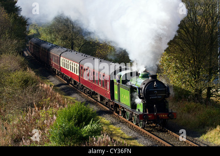 61306 British Railways 'Mayflower' 1940s LNER Thompson-classe B1 restaurata, motore acceso al regime del patrimonio in caso di vapore, Ramsbottom, Lancashire, Regno Unito Foto Stock