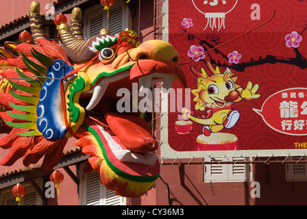 Un dipinta di fresco dragone cinese adorna la strada principale di Chinatown, in preparazione per il nuovo anno cinese. Malacca, Malaysia Foto Stock