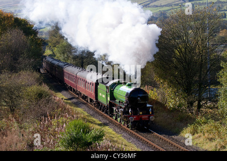 61306 British Railways 'Mayflower' 1940s LNER classe Thompson B1 motore restaurato. Allenati all'evento Heritage Steam, Ramsbottom, Lancashire, Regno Unito Foto Stock