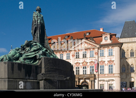 Statua di Jan Hus e Palac Kinskych (Palazzo Kinsky) Old Town Square Praga Foto Stock