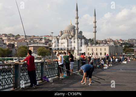 La pesca dal ponte Galata, Istanbul Foto Stock