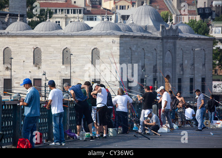 La pesca dal ponte Galata, Istanbul Foto Stock