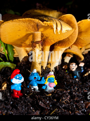 I Puffi sono riuniti per un matrimonio sotto un fungo con Gargamel nascondere in background Foto Stock