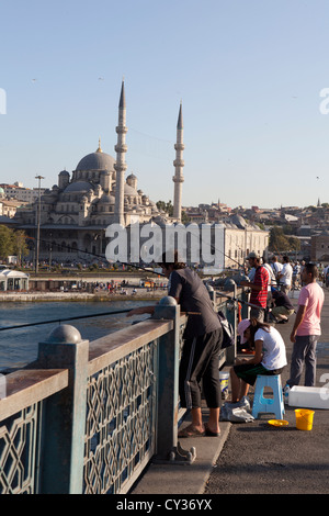 La pesca dal ponte Galata, Istanbul Foto Stock