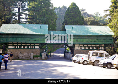 Cancello di ingresso all'Istituto Indiano di Studi Avanzati (IISA), noto anche come Viceregal Lodge, in Shimla, India Foto Stock