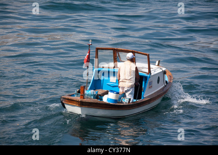 Piccole barche da pesca sul Bosforo, Istanbul Foto Stock