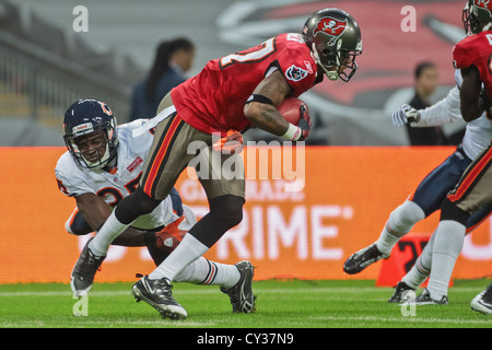 Londra, Gran Bretagna - OTTOBRE 23 CB Zackary Bowman (#35 Chicago Bears) affronta RB LeGarrette Blount (#27 Tampa Bay Buccaneers) Foto Stock