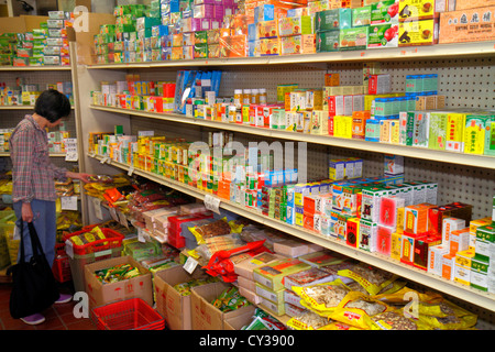 Boston Massachusetts,Chinatown,Harrison Avenue,Nam Bac Hong Chinese Herbs,medicine,scaffali,donne asiatiche,shopping shopper shoppers s Foto Stock