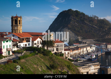 Spagna, Paese Basco regione, provincia di Guipuzcoa, Getaria, Iglesia de San Salvador chiesa e Monte de San Anton rock Foto Stock