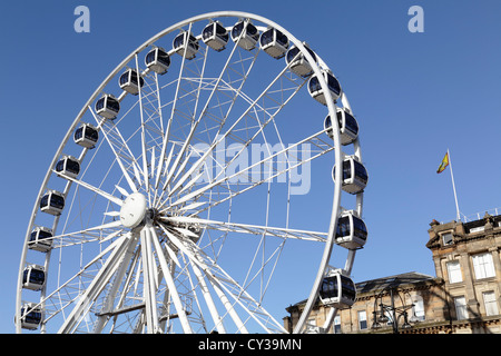 La temporanea ruota panoramica R40 su George Square, Glasgow, Scozia, Regno Unito Foto Stock